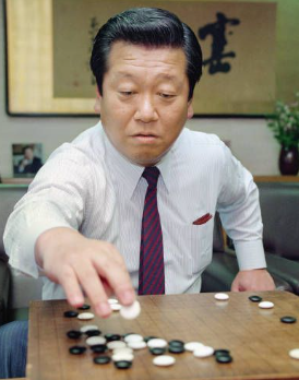 囲碁を打つ小沢一郎