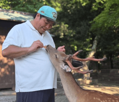 鹿とたわむれるえへずまりゅう