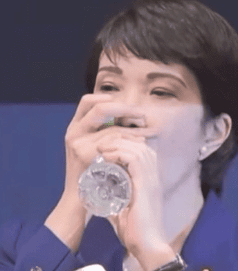 朝鮮飲みと言われる仕草をする高市早苗