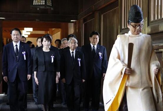 靖国神社を参拝する高市早苗