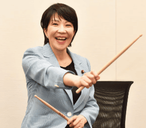 エアードラムをする高市早苗