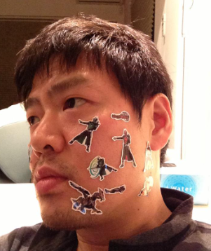 息子にシールを貼られる林哲郎