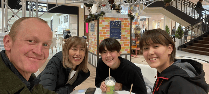 ローレンス綾子とマイカ・ロレンスと娘たち