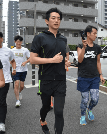 小林鷹之が趣味のランニング姿を報道陣に公開