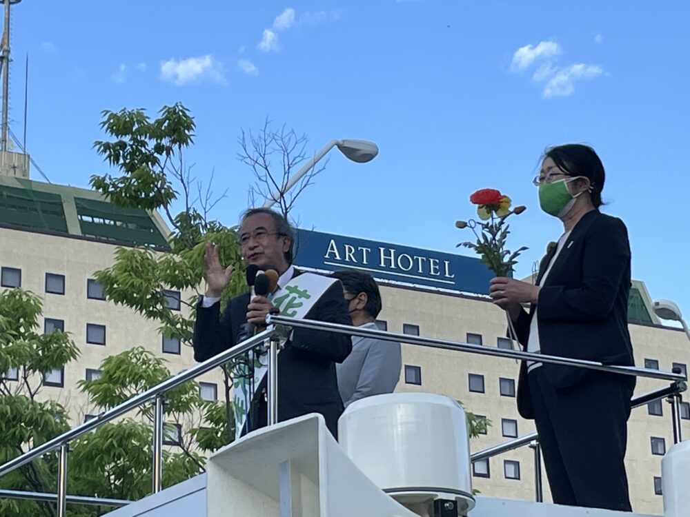 花角英世の街頭演説を見守る妻・田江