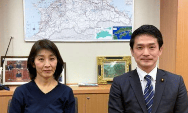小川淳也と妻の朋子