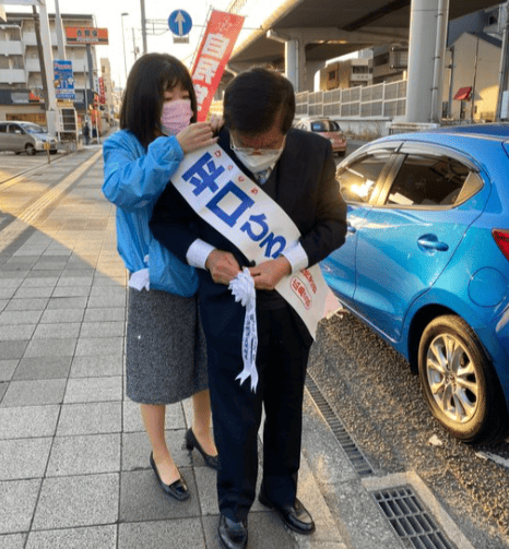 選挙活動を支える娘