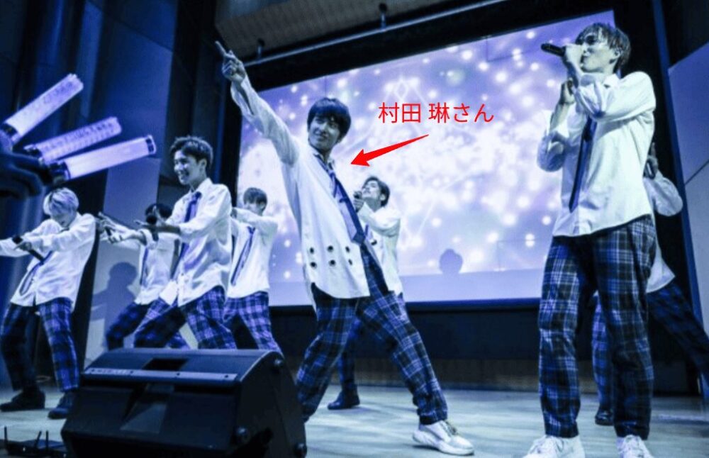 ライブをしている村田琳