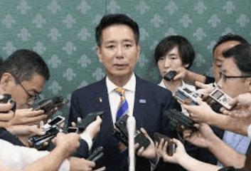 前原誠司民主党の離党を表明